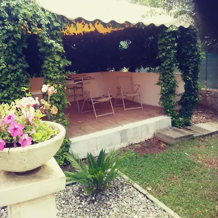 Malvischi - Garden & Pool Guest house