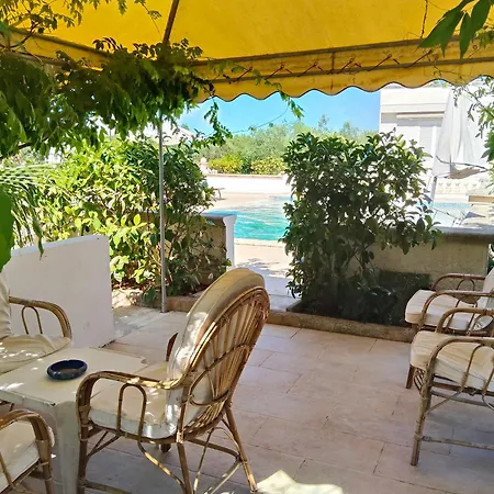 בית הארחה Malvischi - Garden & Pool אלברובלו